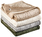 Een stapel van vier plaids in verschillende kleuren, van boven naar beneden: beige, wit, grijs en groen, met een reliëfpatroon, zijaanzicht