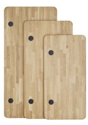 Drei Holz-Schreibtischplatten in verschiedenen Größen mit abgerundeten Ecken und Kabeldurchlässen, von oben betrachtet.