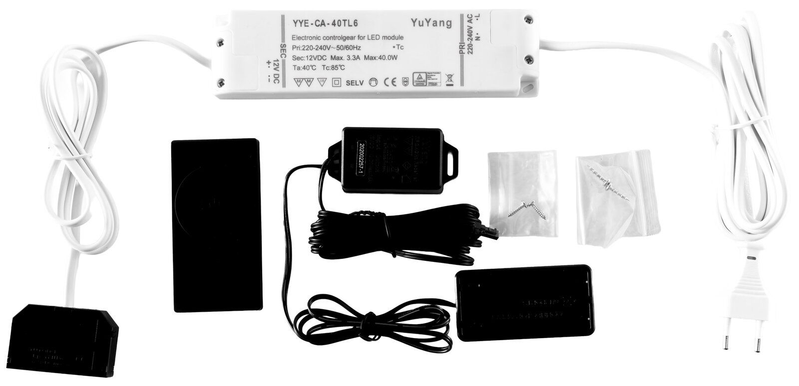 Funkfernbedienungs-Set mit verschiedenen Komponenten, darunter ein elektronisches Steuergerät, Kabel, Fernbedienung und Montagematerial, aus der Vogelperspektive fotografiert.