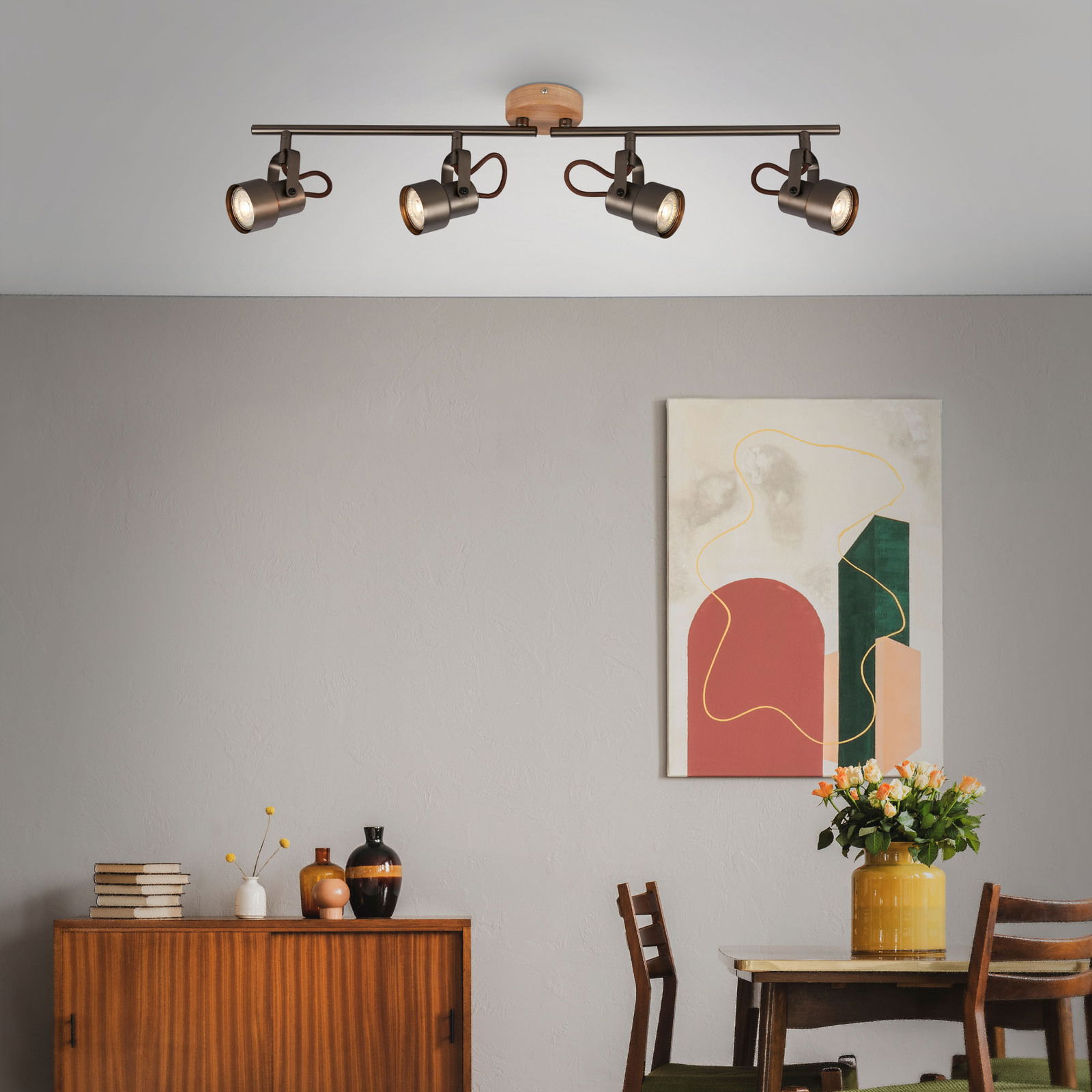 Moderne Spotleuchte mit vier verstellbaren Strahlern an einer Deckenhalterung, Perspektive von unten.