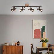 Moderne Spotleuchte mit vier verstellbaren Strahlern an einer Deckenhalterung, Perspektive von unten.