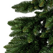 Nahaufnahme von künstlichen Tannenzweigen eines Weihnachtsbaums, Perspektive von der Seite.