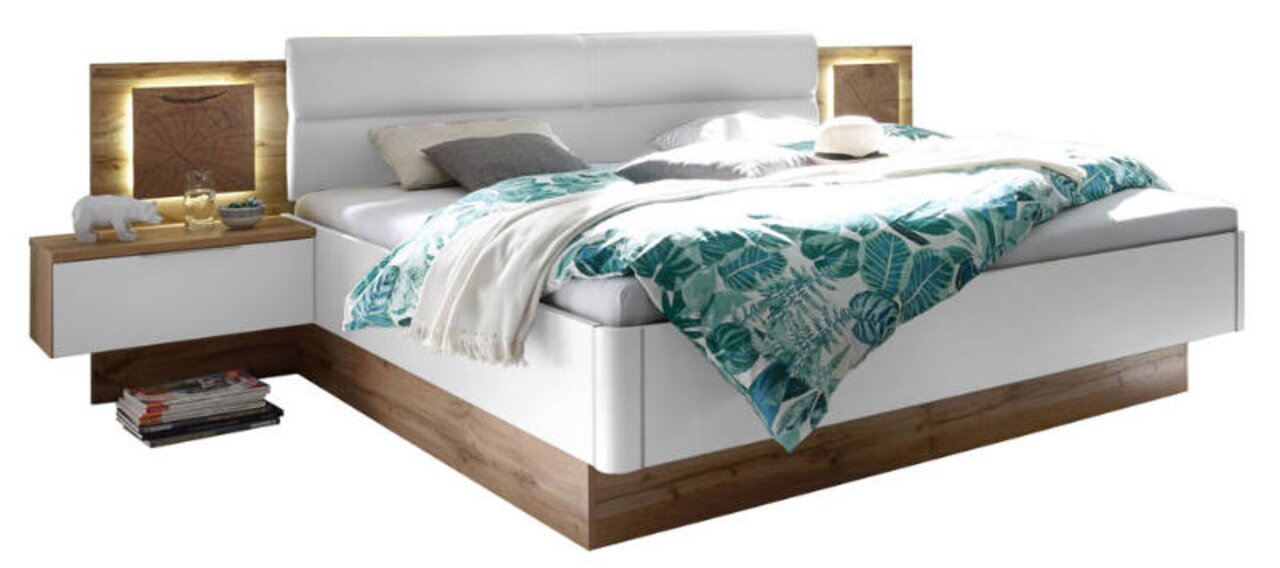 Z2 Beddeninstallatie CAPRI Modernes Bett mit weißem Kopfteil und Holzdetails, seitliche Perspektive, dekoriert mit Bettwäsche im tropischen Design.