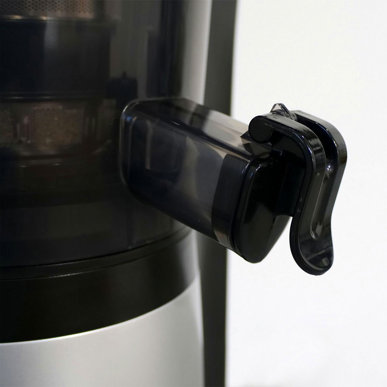 Nahaufnahme eines Slow Juicers mit seitlichem Auslauf.