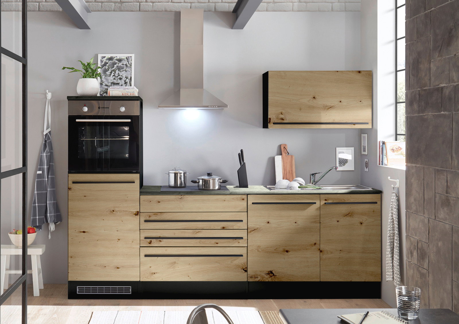 Moderne Küchenzeile in Holzoptik mit integriertem Backofen, Dunstabzugshaube und Spüle, seitliche Perspektive.