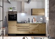 Moderne Küchenzeile in Holzoptik mit integriertem Backofen, Dunstabzugshaube und Spüle, seitliche Perspektive.