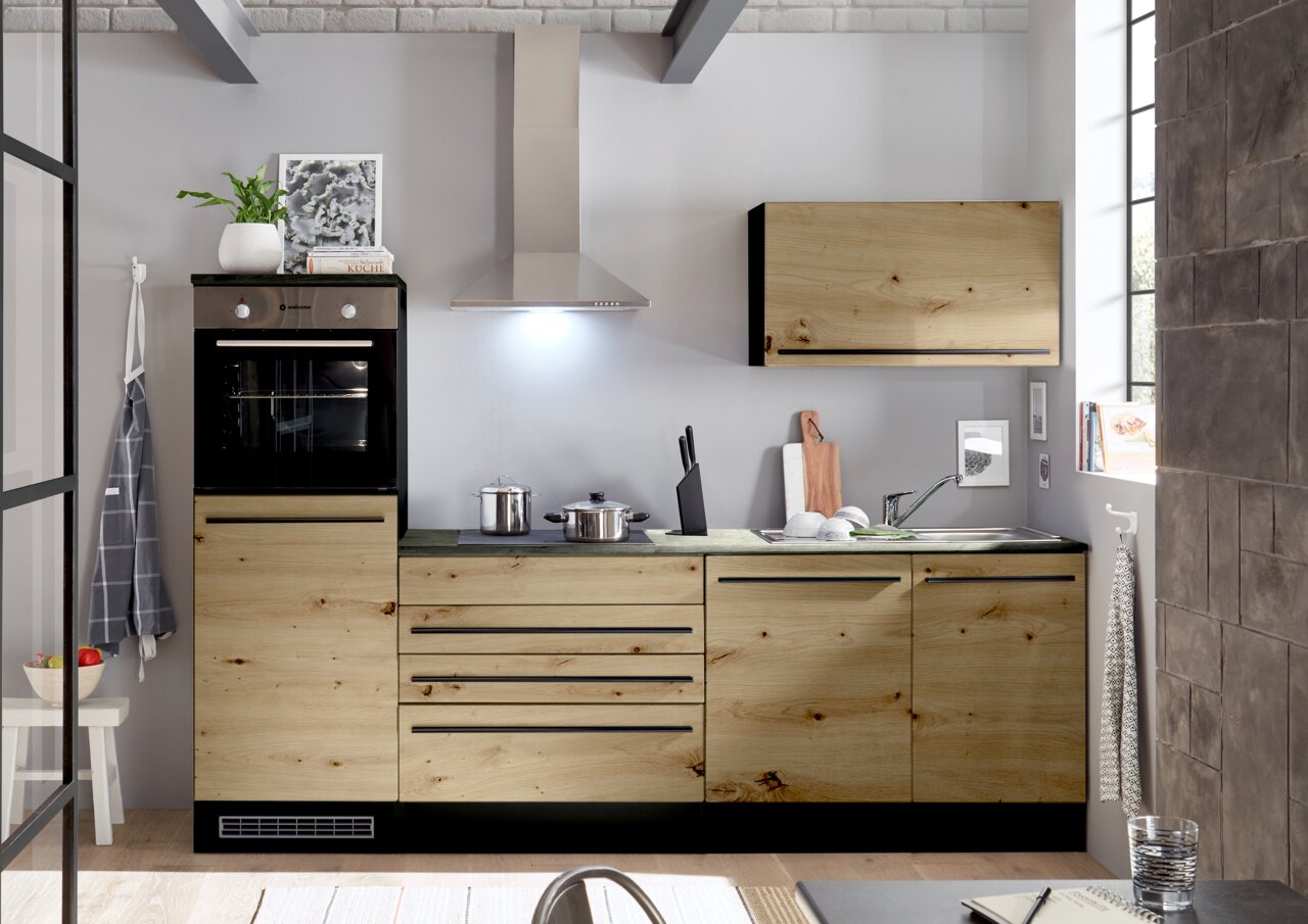 Moderne Küchenzeile in Holzoptik mit integriertem Backofen, Dunstabzugshaube und Spüle, seitliche Perspektive.