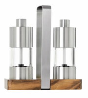 Pfeffer- und Salzmühlen-Set aus Edelstahl und Glas auf einem Holzständer, Vorderansicht