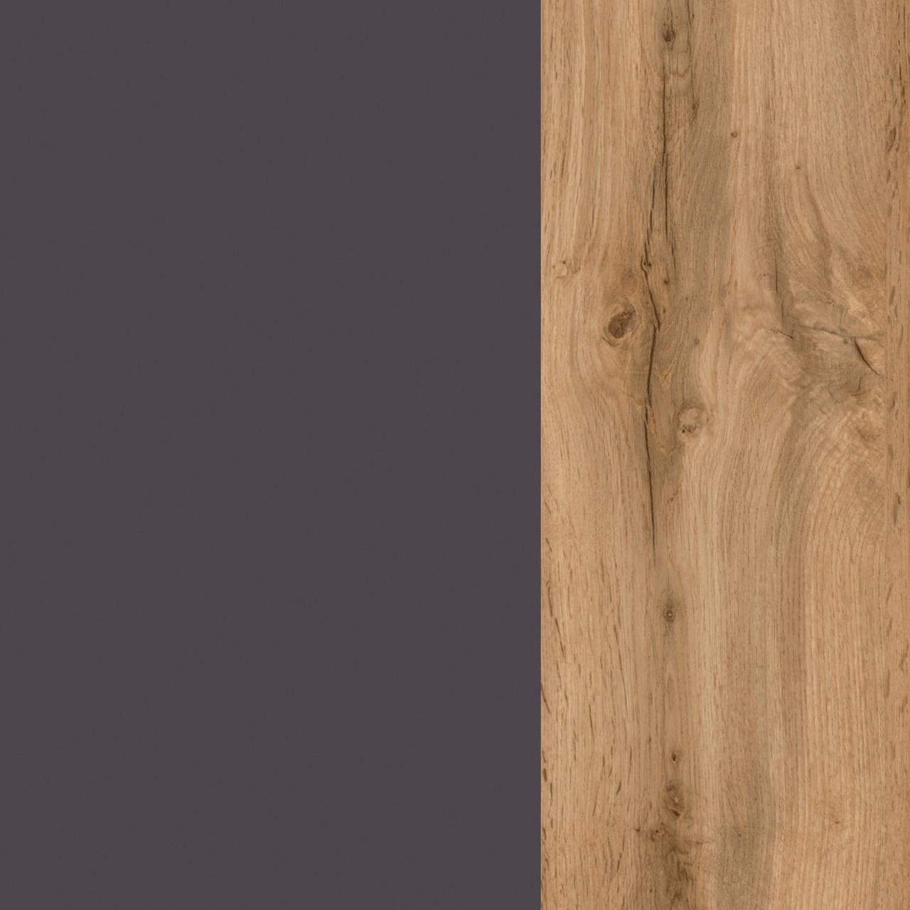 Detailansicht einer Küchenzeile mit dunkler, glatter Oberfläche und Holzstruktur in natürlichem Eichenholz-Look.