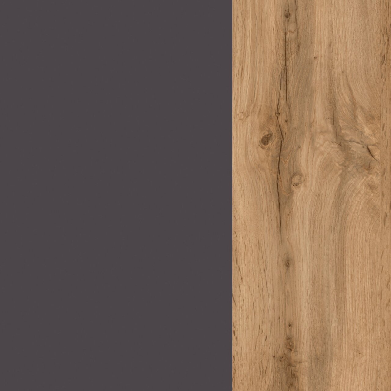 Detailansicht einer Küchenzeile mit dunkler, glatter Oberfläche und Holzstruktur in natürlichem Eichenholz-Look.