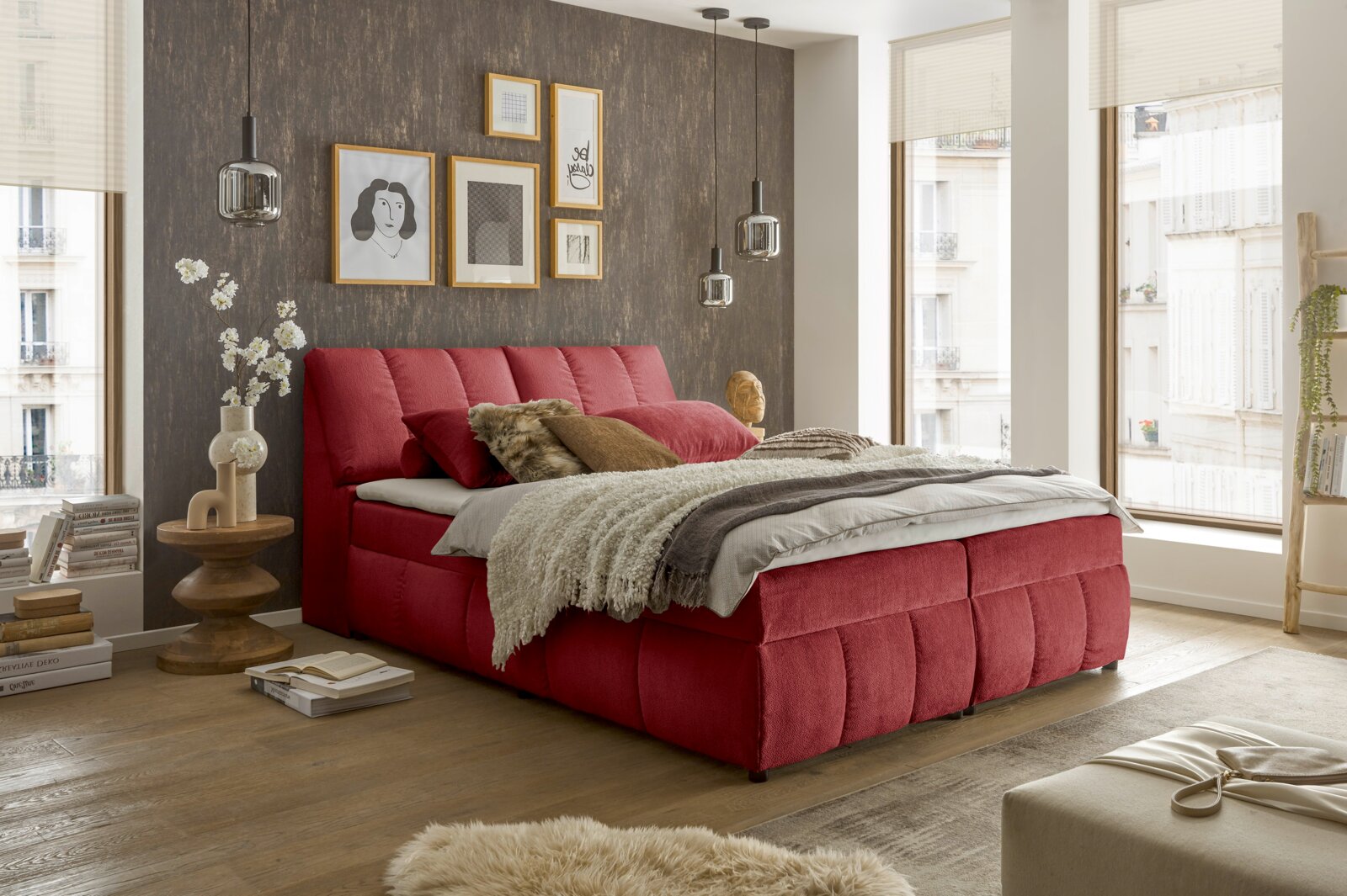 Rotes Boxspringbett in einem modernen Schlafzimmer, seitliche Perspektive