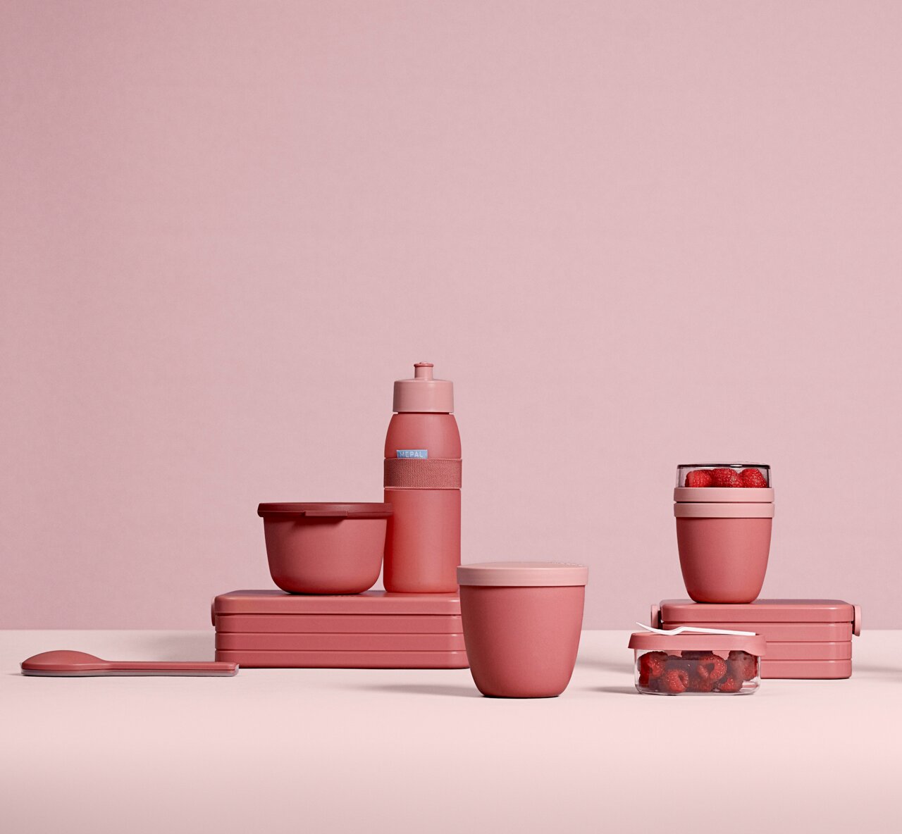 Mepal Multischaal Vivid Mauve CIRQULA Verschillende roze bakjes en flesjes in een stijlvolle opstelling, zijaanzicht