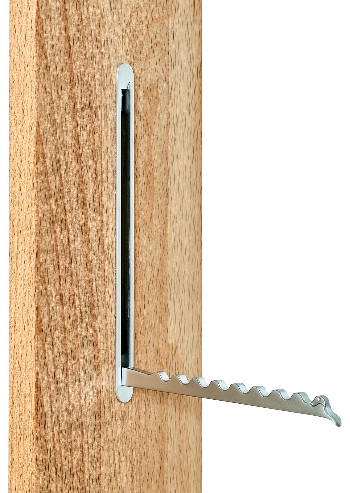 Nahaufnahme eines Garderobenpaneels mit ausgeklapptem, wellenförmigem Haken aus Metall, seitliche Perspektive.