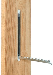 Nahaufnahme eines Garderobenpaneels mit ausgeklapptem, wellenförmigem Haken aus Metall, seitliche Perspektive.