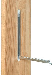 Nahaufnahme eines Garderobenpaneels mit ausgeklapptem, wellenförmigem Haken aus Metall, seitliche Perspektive.