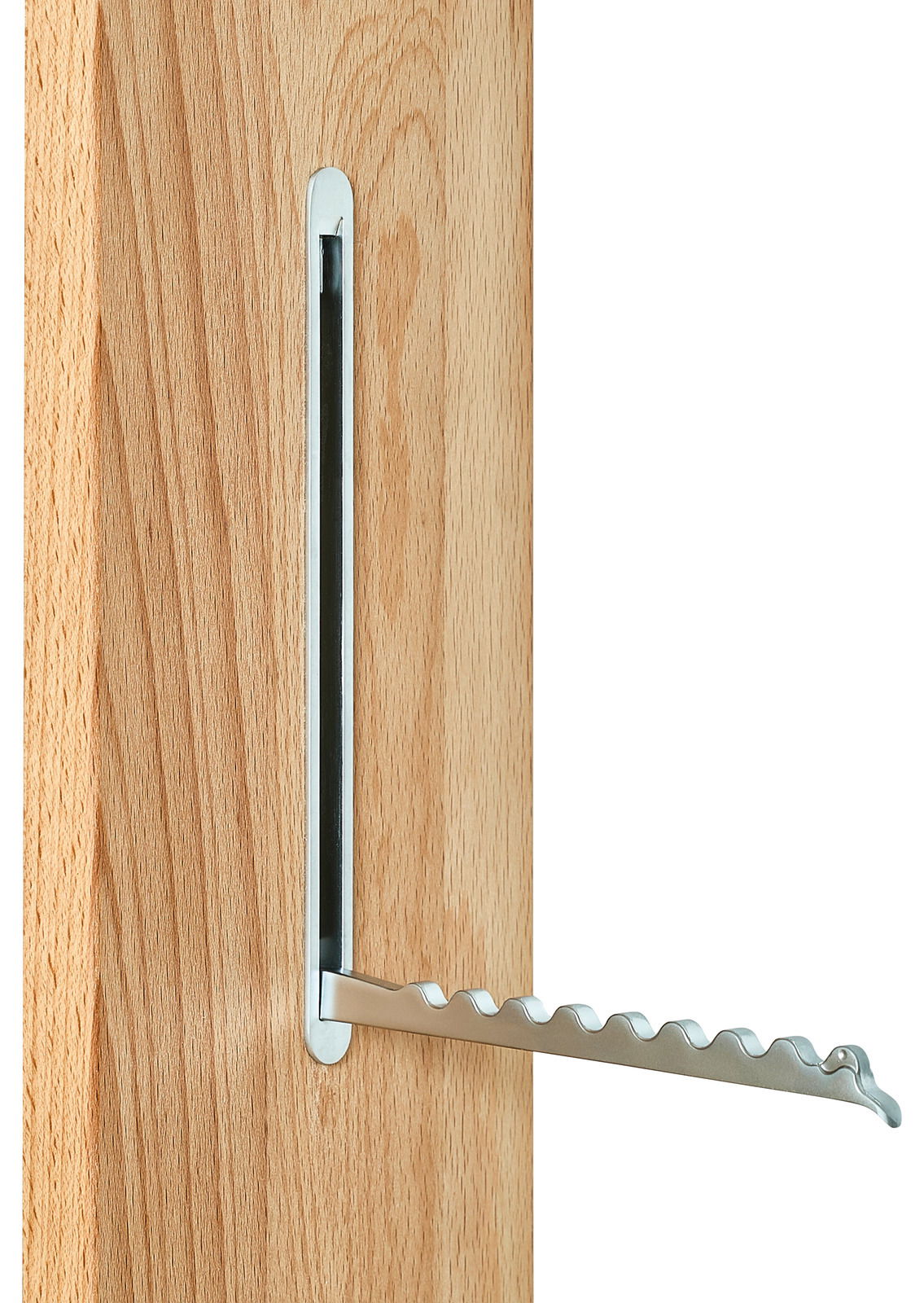 Nahaufnahme eines Garderobenpaneels mit ausgeklapptem, wellenförmigem Haken aus Metall, seitliche Perspektive.