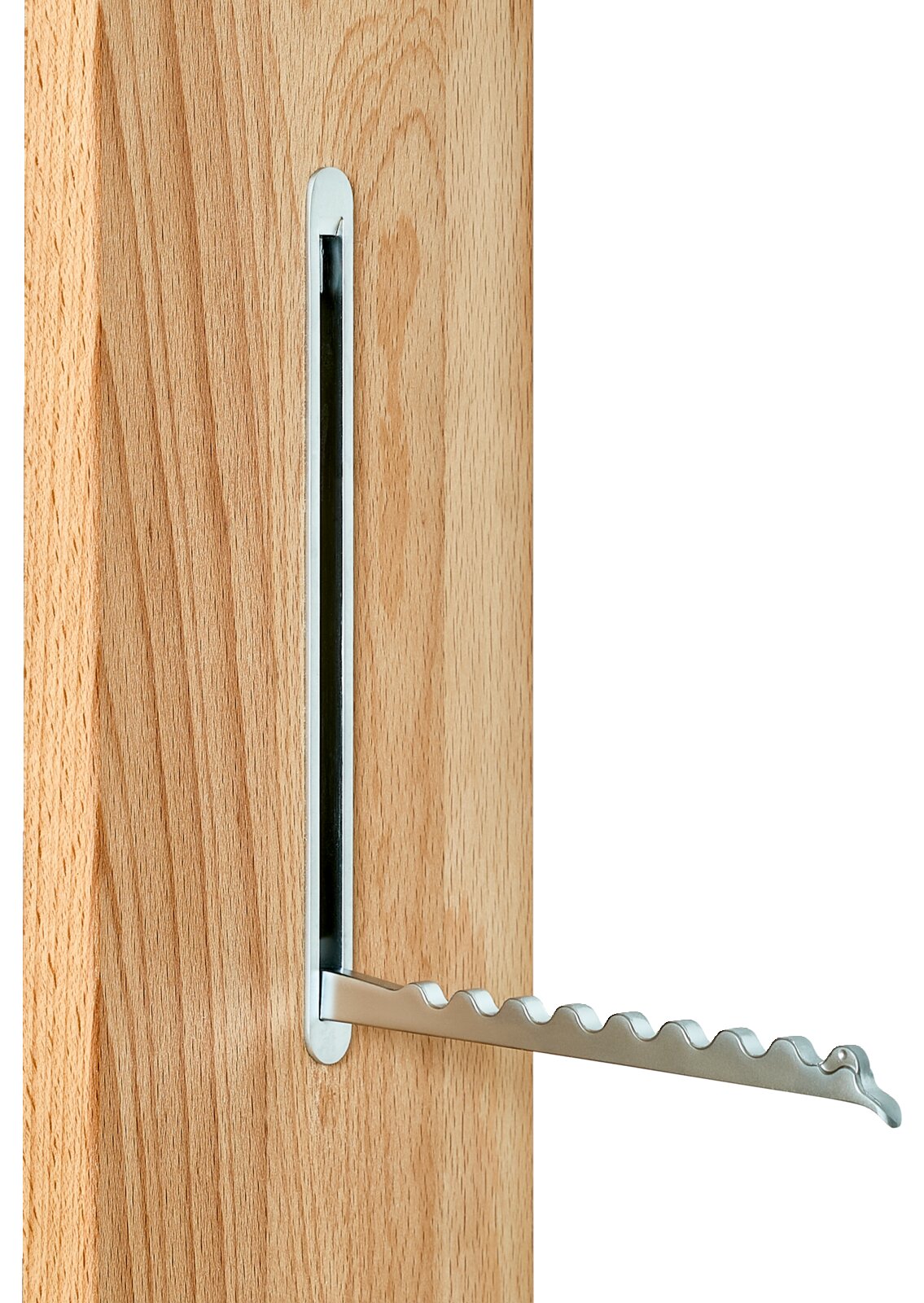 Nahaufnahme eines Garderobenpaneels mit ausgeklapptem, wellenförmigem Haken aus Metall, seitliche Perspektive.