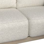 Nahaufnahme einer Loungeeckgarnitur in hellem Stoff, seitliche Perspektive