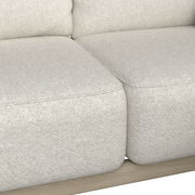 Nahaufnahme einer Loungeeckgarnitur in hellem Stoff, seitliche Perspektive