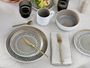 Kombiservice 16-tlg. Sand in eleganter Tischdekoration von oben fotografiert, bestehend aus Tellern, Schalen, Tassen und Besteck in harmonischen Erdtönen.