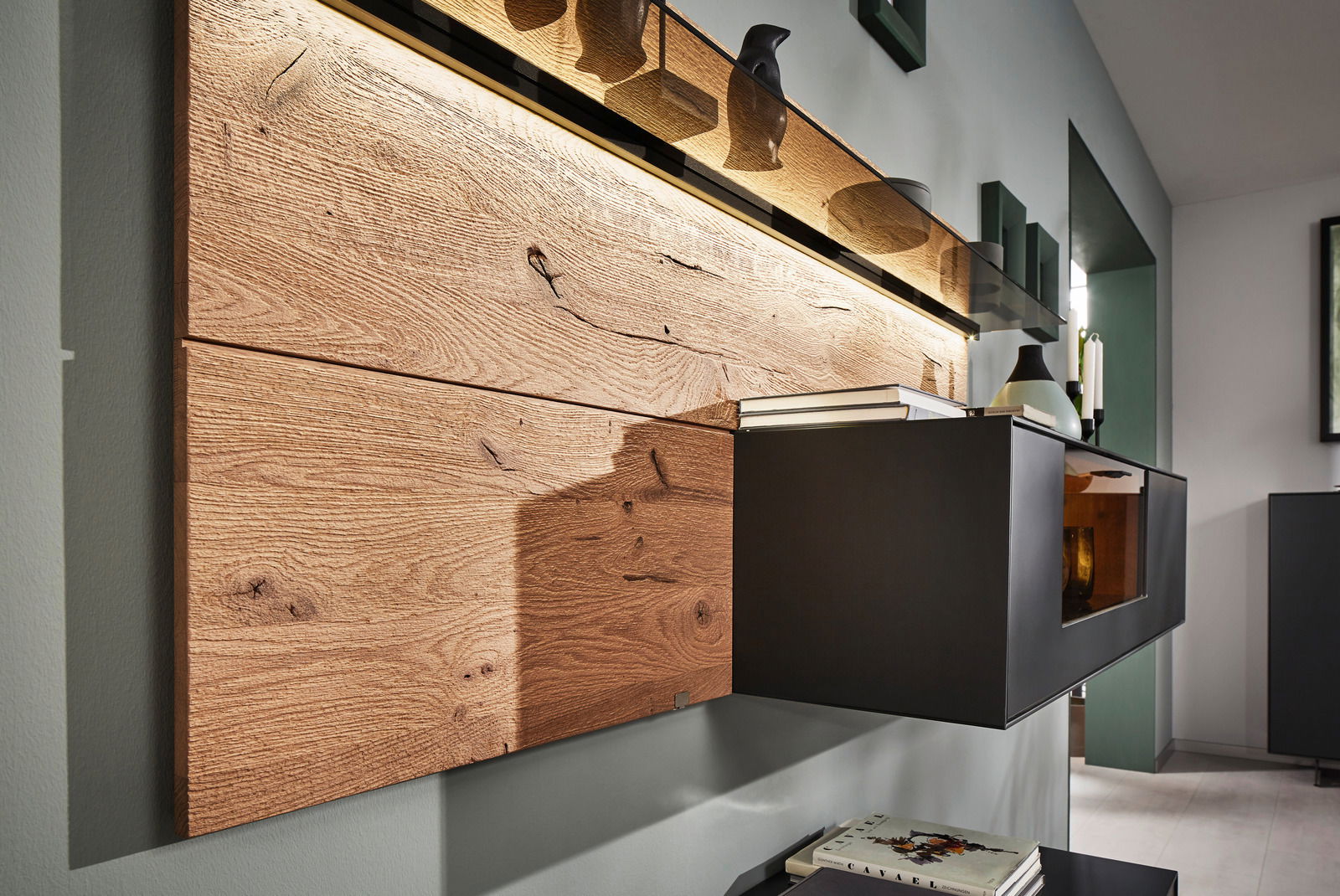 Moderne Wandkombination mit Holzverkleidung und schwarzen Schränken, seitliche Perspektive