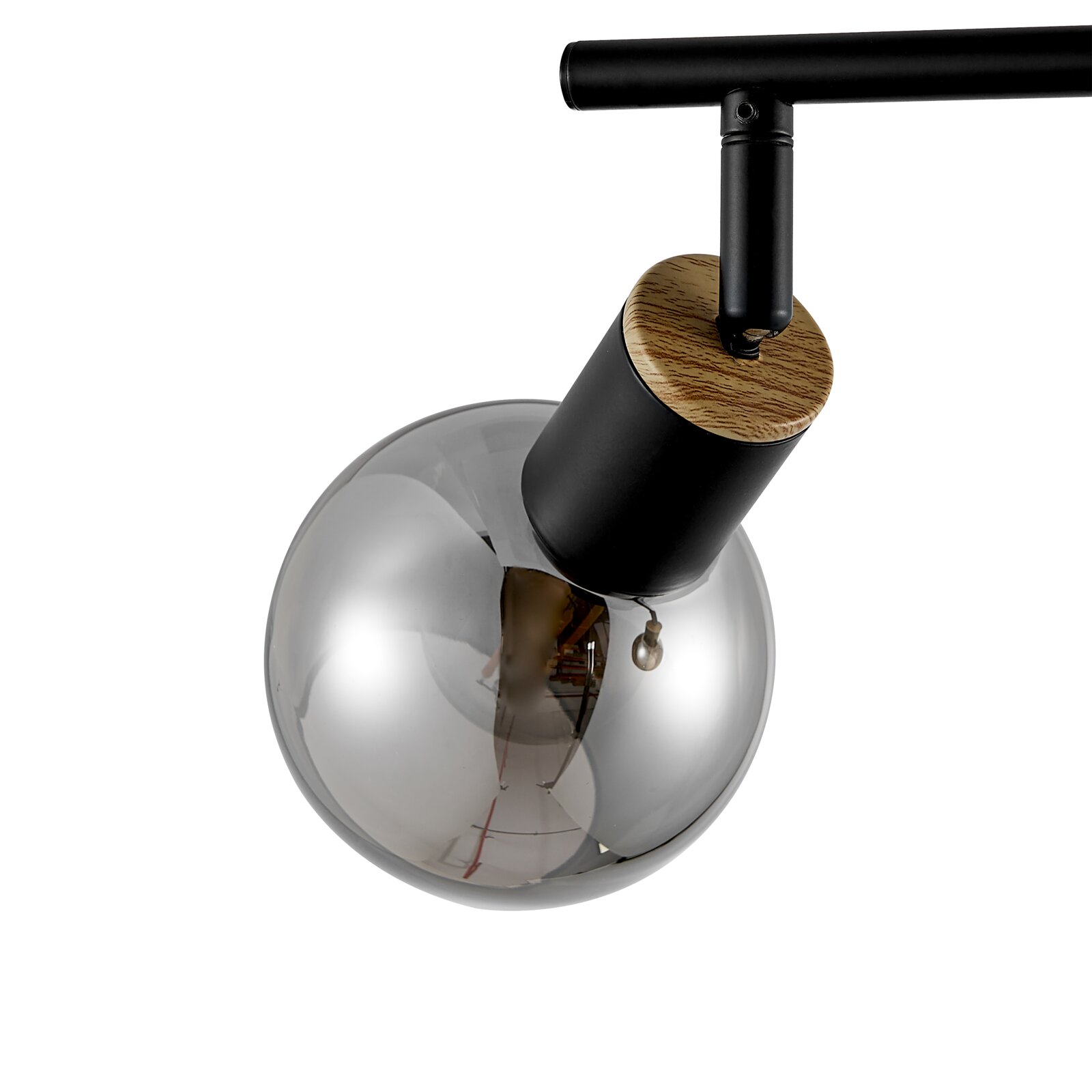 Moderne schwarze Deckenleuchte mit Rauchglas-Kugel und Holzdetail am Zylinder, Nahaufnahme aus leicht schräger Untersicht vor weißem Hintergrund