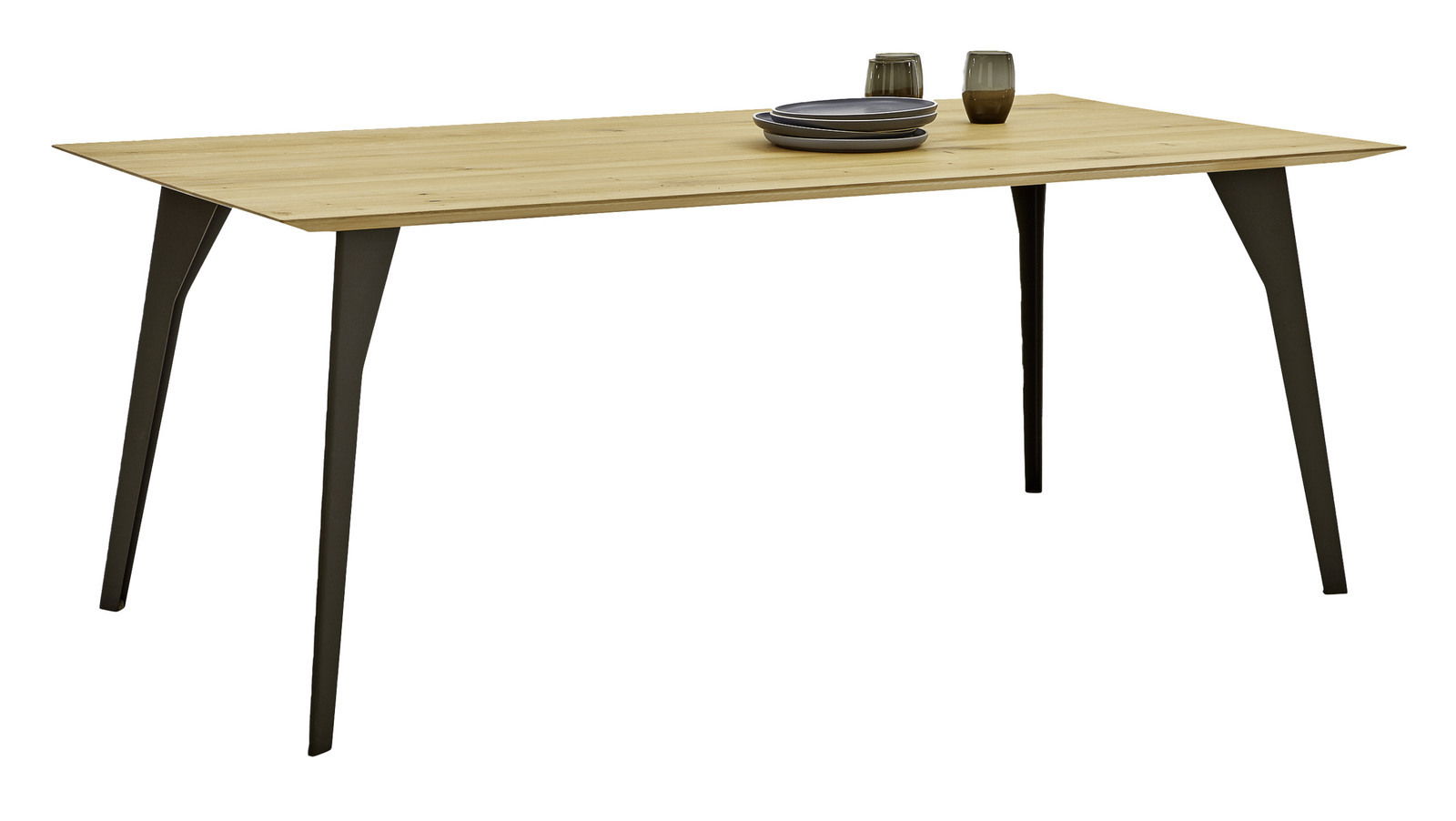 Moderner Esstisch aus Holz mit Metallbeinen, seitliche Perspektive, dekoriert mit Geschirr und Gläsern.