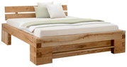 Holzbalkenbett mit Kopfteil, seitliche Perspektive, mit weißer Matratze und grüner Decke