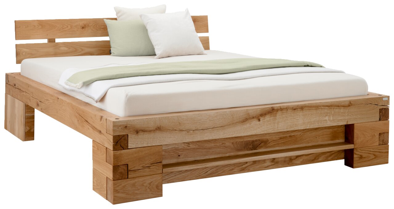 Holzbalkenbett mit Kopfteil, seitliche Perspektive, mit weißer Matratze und grüner Decke