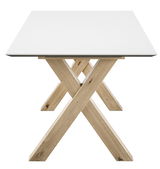 Moderner Esstisch mit weißer Tischplatte und gekreuzten Holzbeinen, Frontalansicht