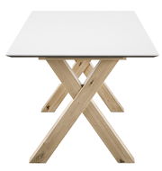 Moderner Esstisch mit weißer Tischplatte und gekreuzten Holzbeinen, Frontalansicht