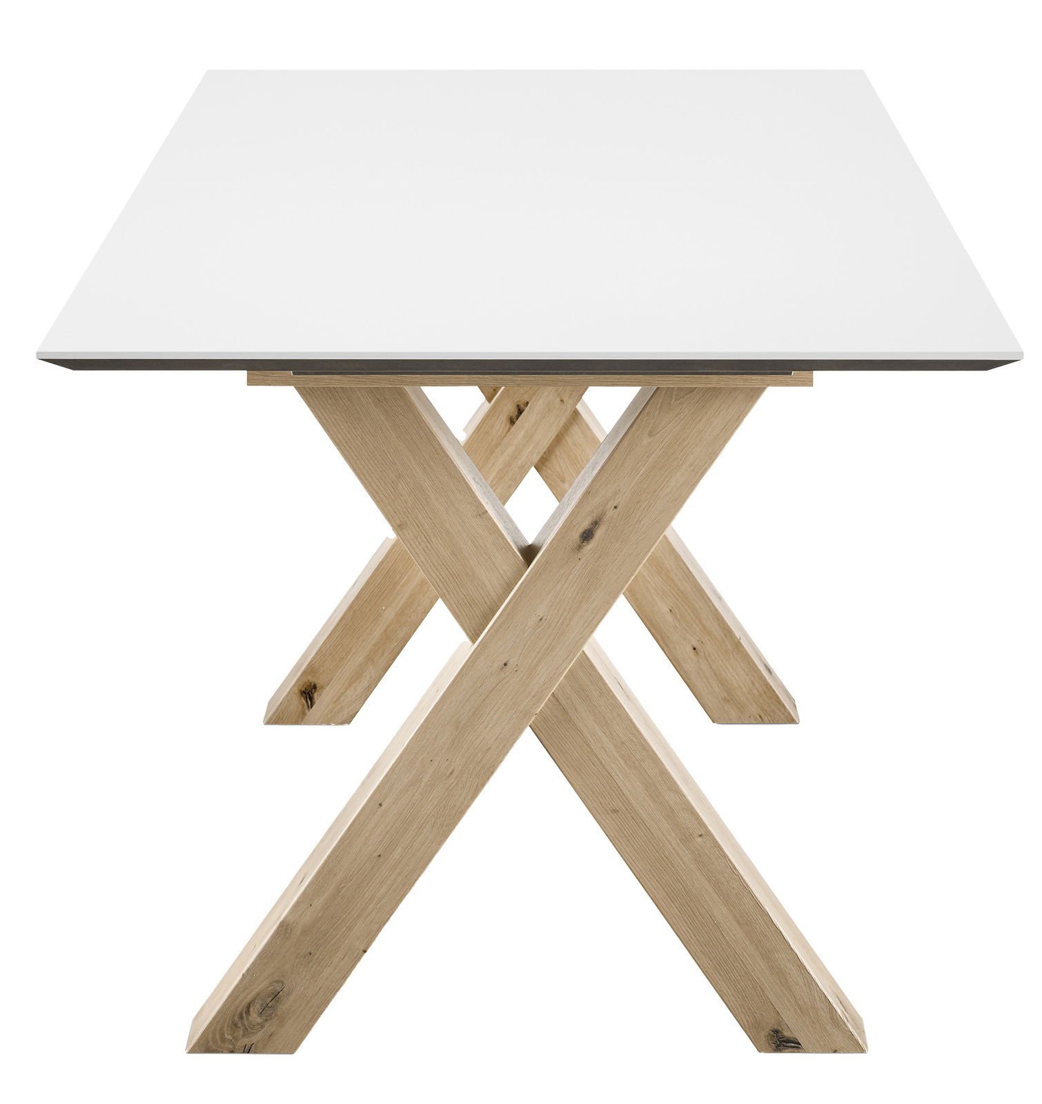Moderner Esstisch mit weißer Tischplatte und gekreuzten Holzbeinen, Frontalansicht