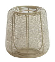 Windlicht aus geflochtenem Material in beige, seitliche Perspektive