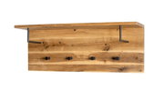 Wandgarderobe aus massivem Holz mit Ablagebrett, schwarzen Metallhalterungen und vier schwarzen Haken, frontal in leichter Schrägansicht von vorne auf weißem Hintergrund