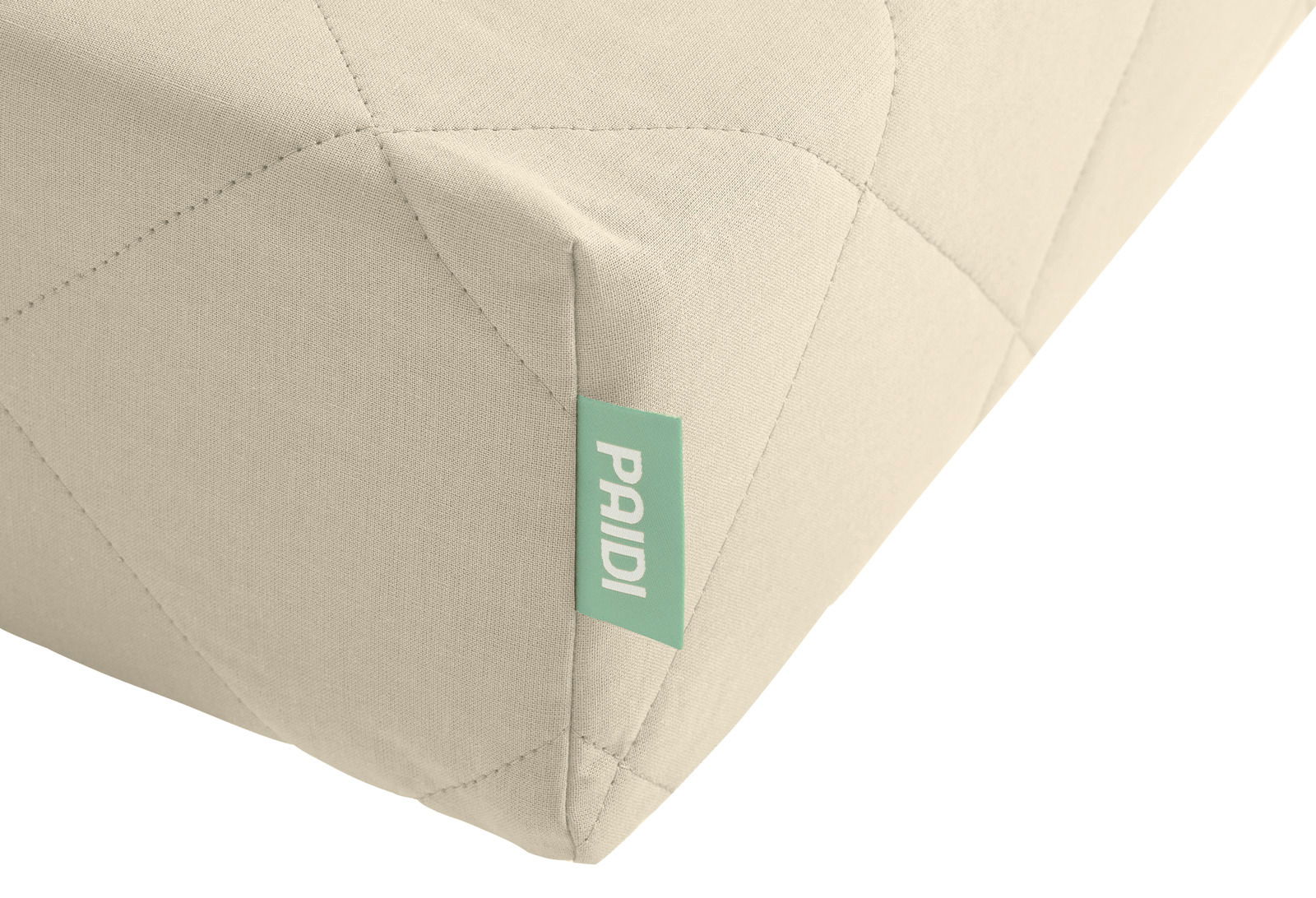 Ecke einer Mehrzonenkaltschaum-Matratze mit einem grünen Etikett, das die Marke zeigt, aus der Perspektive von schräg oben.