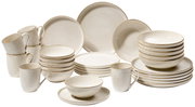 Kombiservice 30-tlg. in cremeweißer Farbe mit dekorativem Muster, bestehend aus Tellern, Schalen und Tassen, aus seitlicher Perspektive fotografiert.