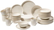 Kombiservice 30-tlg. in cremeweißer Farbe mit dekorativem Muster, bestehend aus Tellern, Schalen und Tassen, aus seitlicher Perspektive fotografiert.