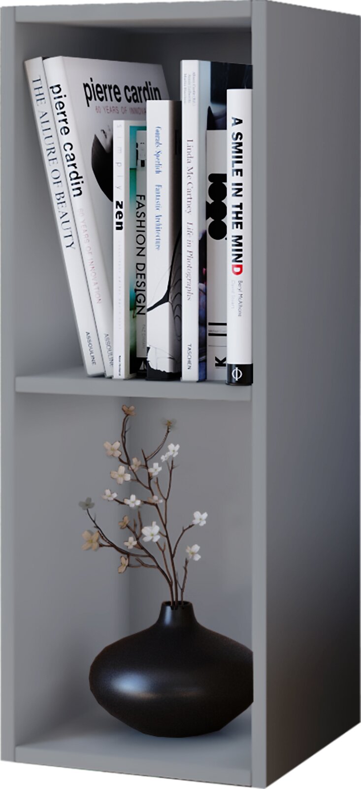 Graues Regal mit Büchern im oberen Fach und schwarzer Vase mit zarten weißen Blüten im unteren Fach, perspektivische Ansicht von schräg vorn