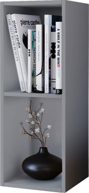 Graues Regal mit Büchern im oberen Fach und schwarzer Vase mit zarten weißen Blüten im unteren Fach, perspektivische Ansicht von schräg vorn