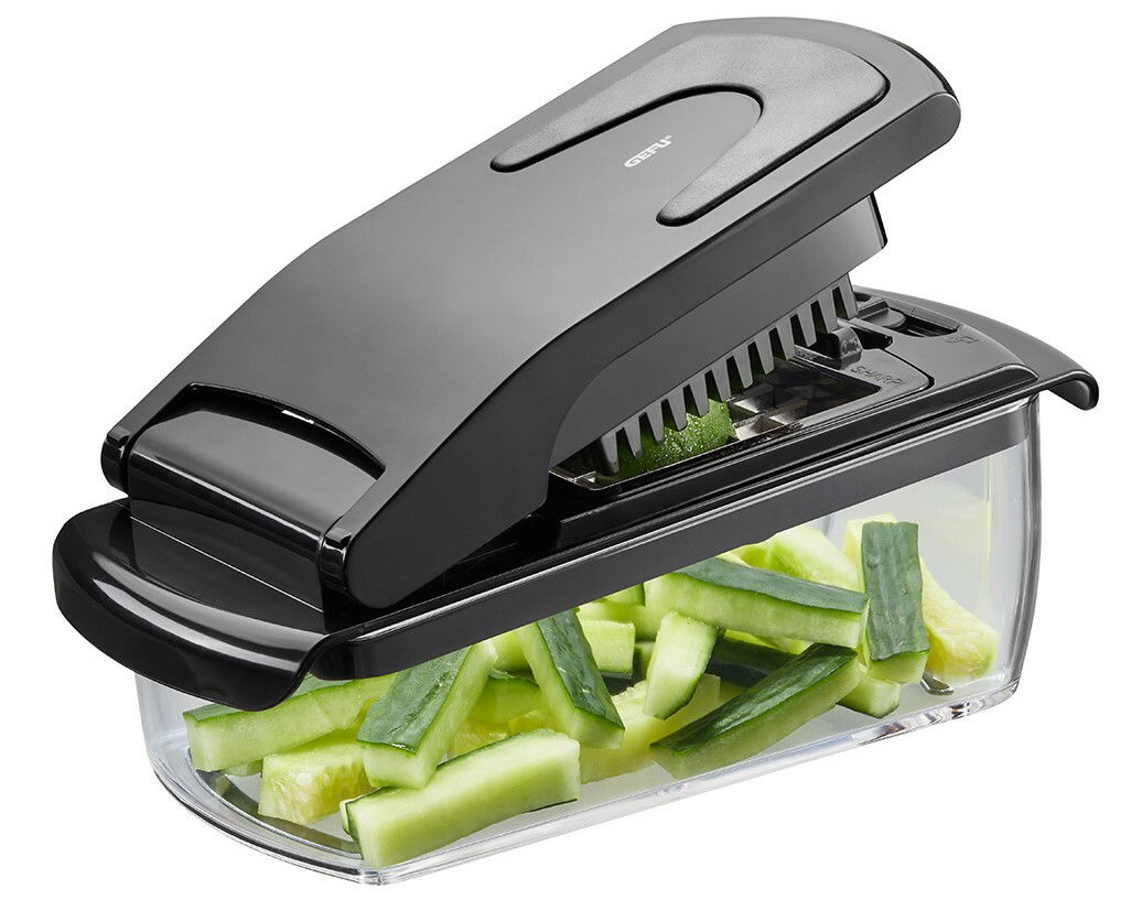 Schwarzer Würfel- und Stifteschneider Treppo mit transparentem Auffangbehälter, gefüllt mit geschnittenen Gurken, seitliche Perspektive
