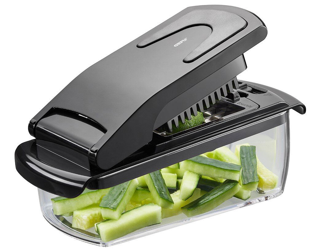 Schwarzer Würfel- und Stifteschneider Treppo mit transparentem Auffangbehälter, gefüllt mit geschnittenen Gurken, seitliche Perspektive