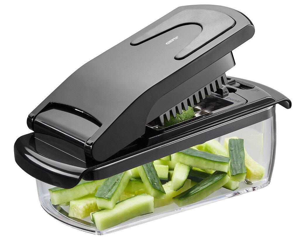 GEFU Würfel-/Stifteschneider TREPPO Schwarzer Würfel- und Stifteschneider Treppo mit transparentem Auffangbehälter, gefüllt mit geschnittenen Gurken, seitliche Perspektive