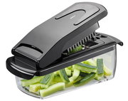 Schwarzer Würfel- und Stifteschneider Treppo mit transparentem Auffangbehälter, gefüllt mit geschnittenen Gurken, seitliche Perspektive