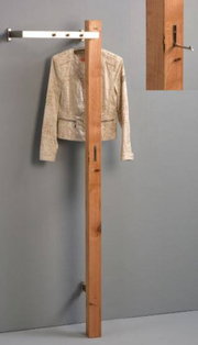 Garderobe aus Holz mit Metallhaken, frontal abgebildet, mit einer Jacke aufgehängt.