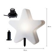 Weiße, sternförmige Außenleuchte mit Erdspieß und separatem Lampensockel, Maße ca. 50 cm breit und 48 cm hoch, Frontansicht vor weißem Hintergrund