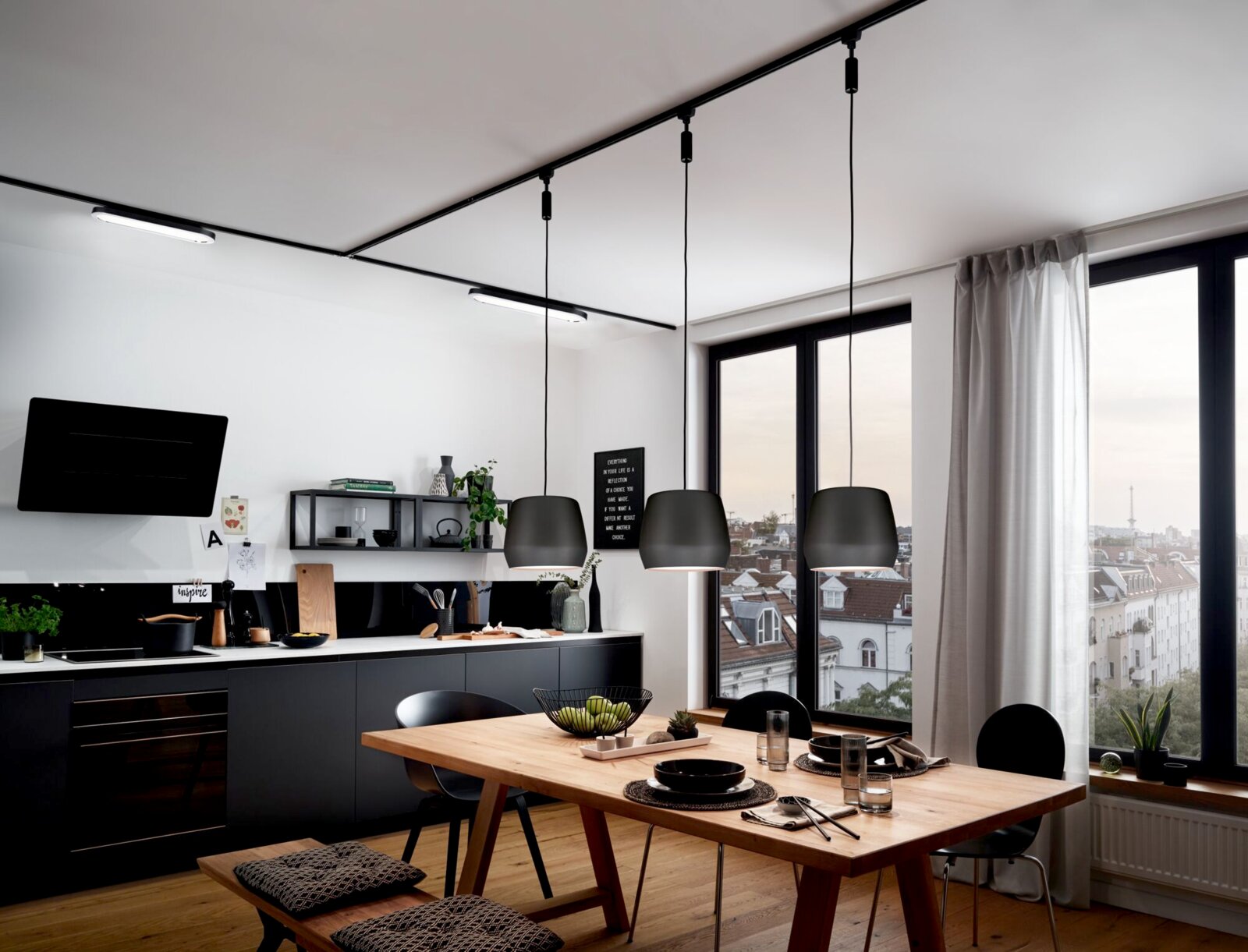 Moderne Küche mit Schienenpanel Loop an der Decke, hängende Lampen über einem Esstisch, große Fenster mit Stadtblick, Perspektive von der Seite.