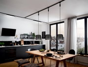 Moderne Küche mit Schienenpanel Loop an der Decke, hängende Lampen über einem Esstisch, große Fenster mit Stadtblick, Perspektive von der Seite.