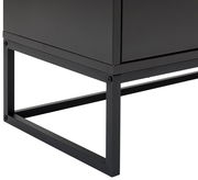 Nahaufnahme eines schwarzen Sideboards mit modernem Metallgestell, seitliche Perspektive