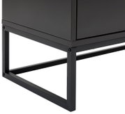 Nahaufnahme eines schwarzen Sideboards mit modernem Metallgestell, seitliche Perspektive