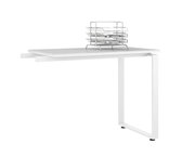Weiße Ansatzplatte mit Metallgestell, seitliche Perspektive, darauf ein Aktenablagekorb.